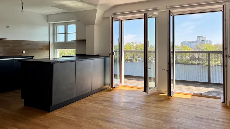 Großzügige 4-Zi.-Wohnung mit einzigartigem Blick über die Havel & Tiefgaragen-Stellplatz — photo 1